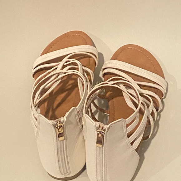 JOURNEE COLLECTION HANNI GLADIATOR SANDAL 🗡 - Picture 2 of 3